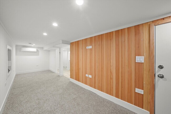 Building Photo - 1025 W 31st Pl