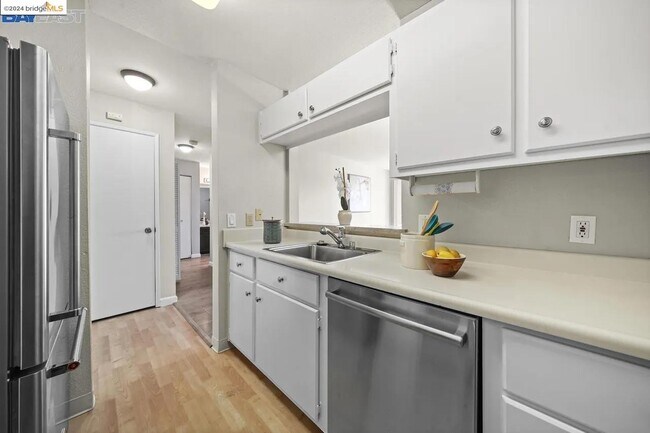 Building Photo - 675 Newbury Ln