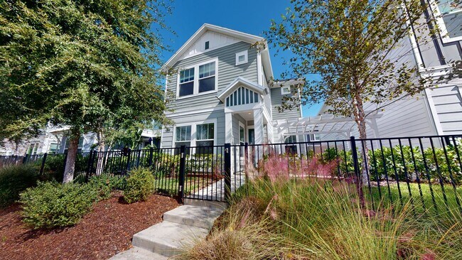 Foto del edificio - Stunning 3 bedroom, 2.5 bathroom home in t...