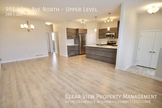 Photo du bâtiment - Amazing 2 bedroom upper suite in Legacy No...