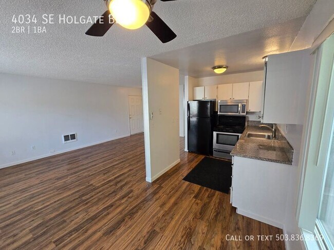 Building Photo - Beautiful Reed & Creston-Kenilworth Apartm...