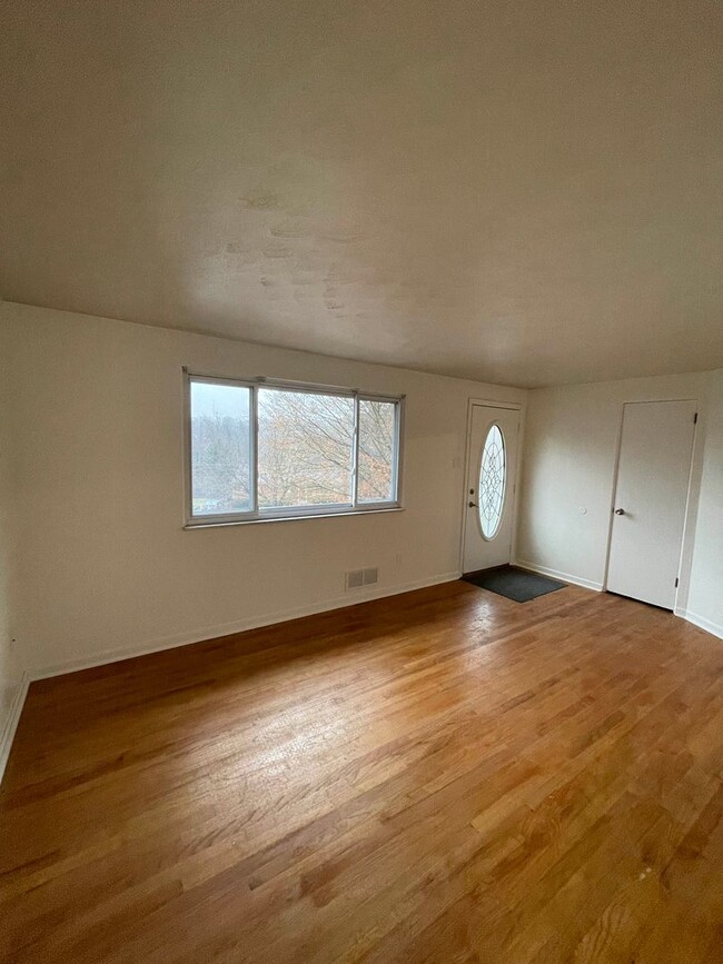 Building Photo - Charming 3 bed, 2 bath with finished basem...