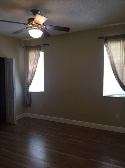 Foto del edificio - 5960 W Sample Rd