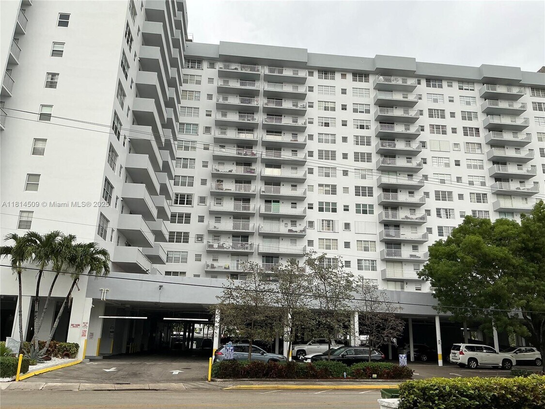 Primary Photo - 137 Golden Isles Dr