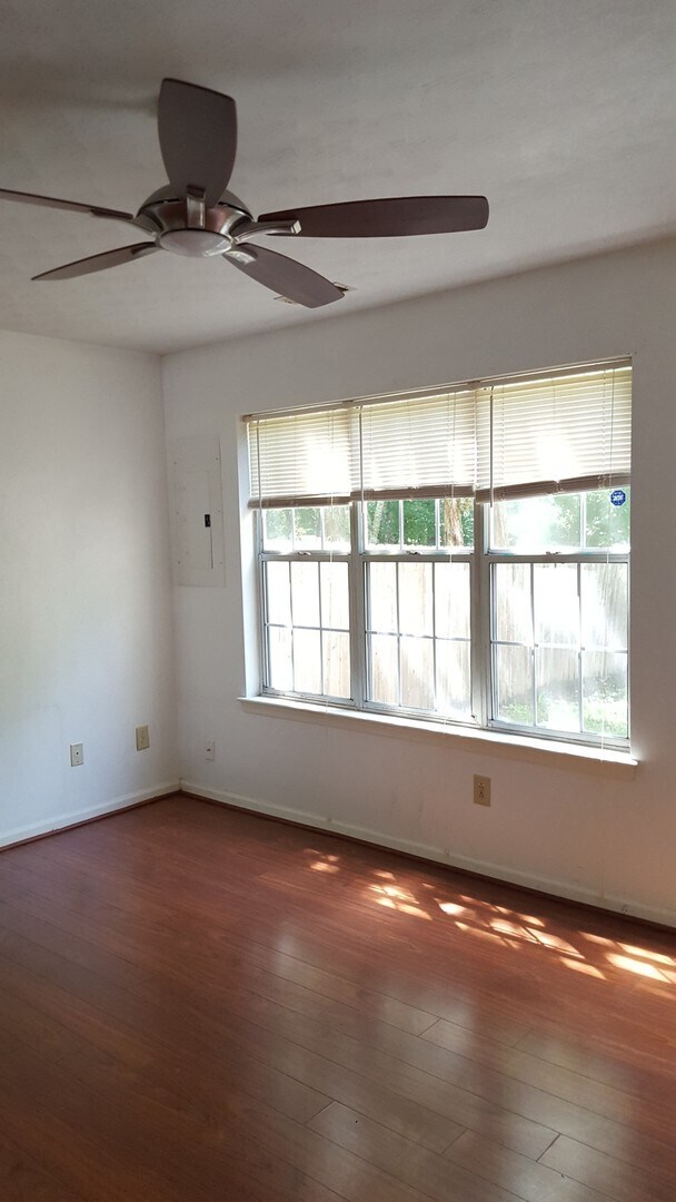 Building Photo - WOW! Don't Miss out on This Virginia Beach...