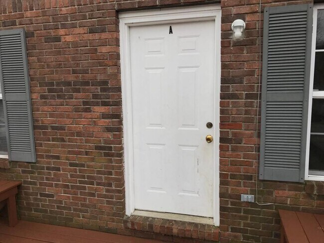 Building Photo - 700 Peachers Dr