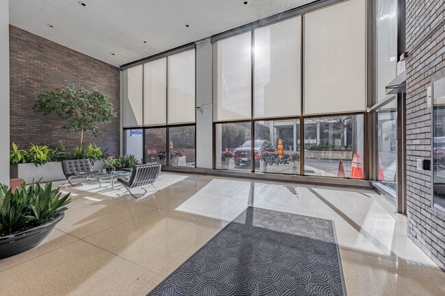 Building Photo - 5455 N Sheridan Rd