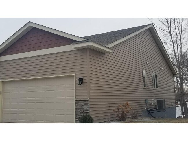 Building Photo - 6006 Iris Ln