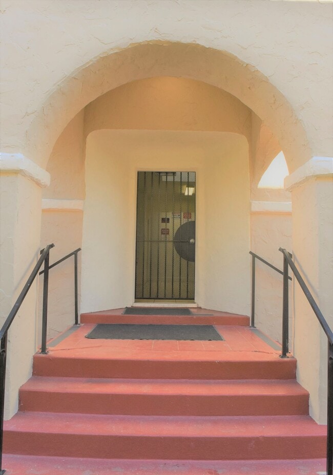 Foto del edificio - Newly Remodeled 3 Room Studio Apartment