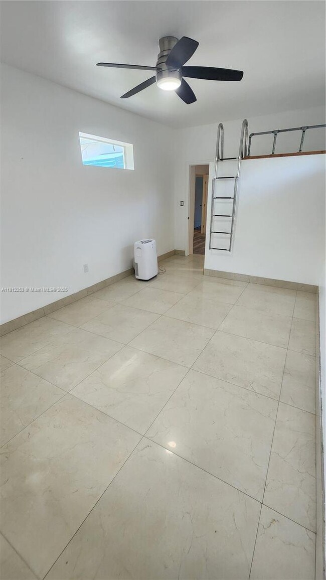 Foto del edificio - 2174 NE 182nd St