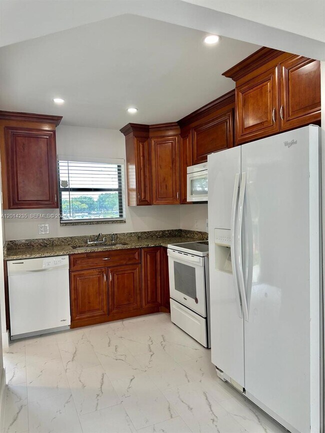 Foto del edificio - 21911 Lake Forest Cir