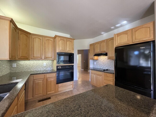 Foto del edificio - 929 Yosemite Dr