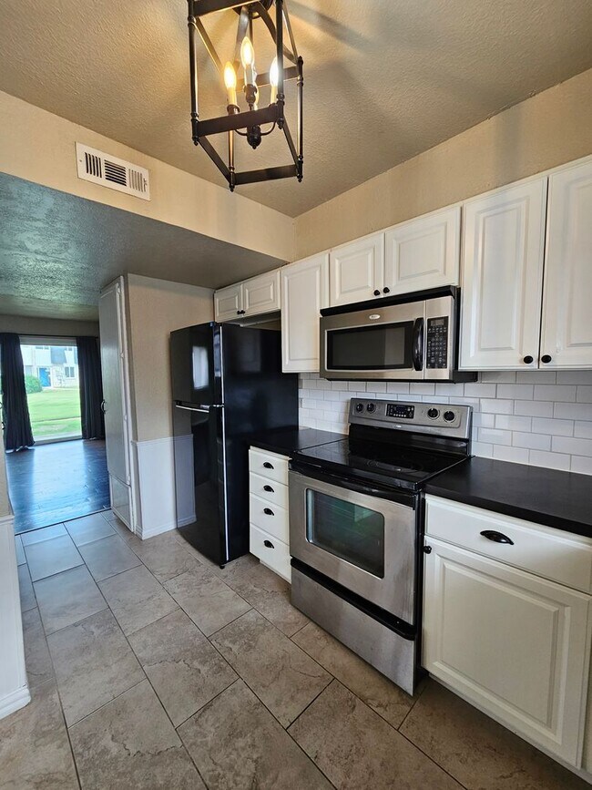 Foto del edificio - (2) Bed/(2.5) Bath Townhome! Pool Access!