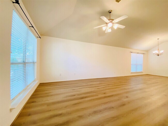 Foto del edificio - 5747 Wandering Creek Dr