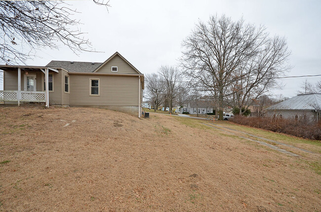 Building Photo - Cute 3 Bedroom, 1 bath house in Dearborn, MO