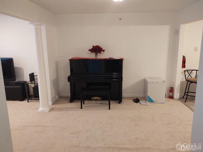 Building Photo - 202 Pinelli Dr