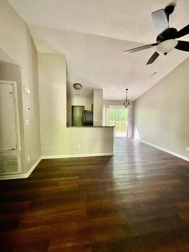 Building Photo - This Adorable 2 bedroom 2 bath duplex is l...