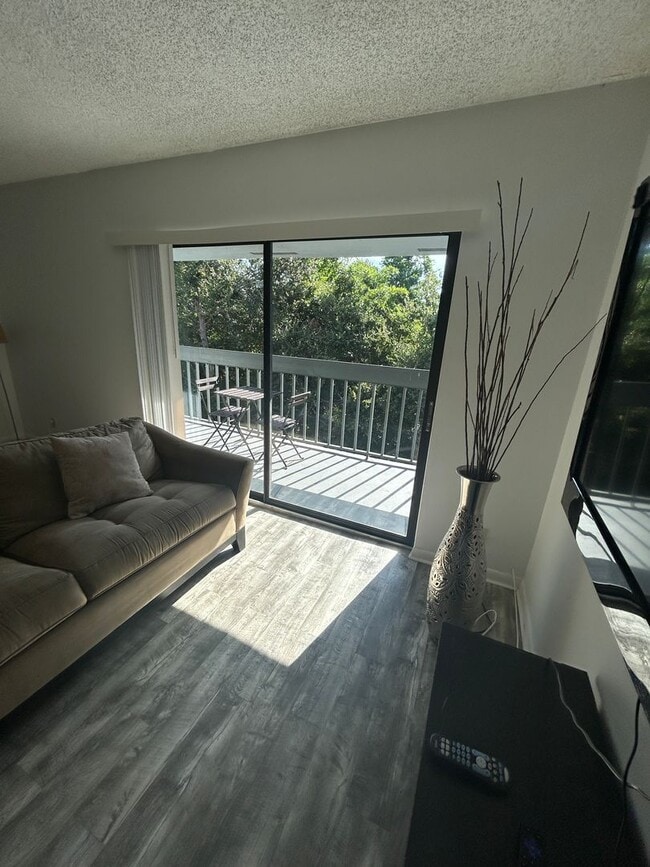 Foto del edificio - Now Leasing: 1-bedroom and 1.5 bath condo ...