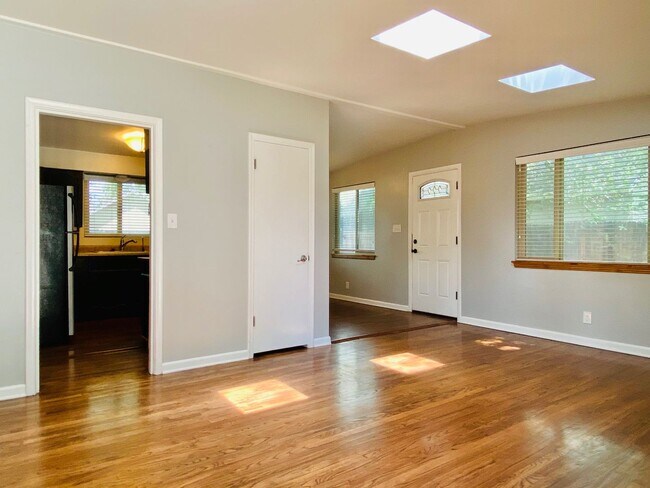 Foto del edificio - Darling Midvale Rambler Near Fort Union!