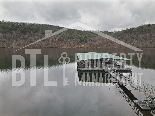 Foto del edificio - Beautiful 3 Bedroom Condo with a Lake View!