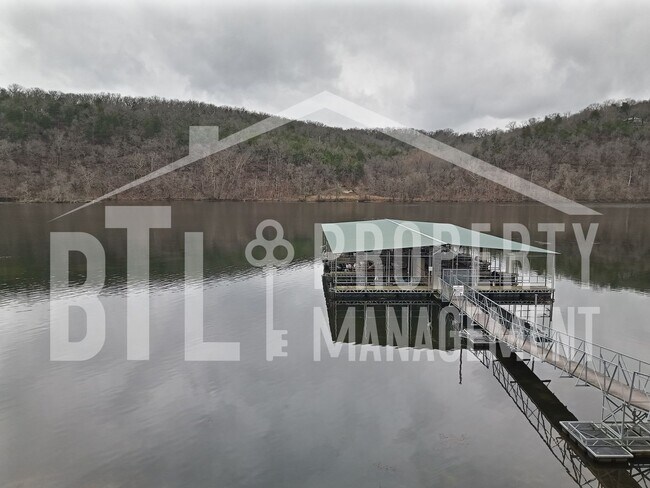 Foto del edificio - *MOVE IN SPECIAL* Beautiful 3 Bedroom Condo with a Lake View!