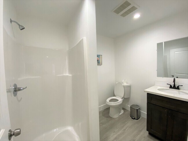 Building Photo - 1325 W 30th St