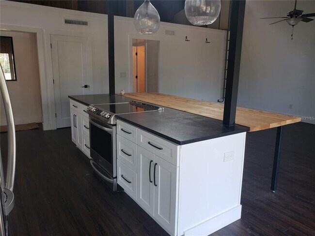 Foto del edificio - 205 Fairway Dr.