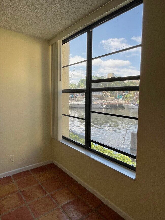 Building Photo - 9 Royal Palm Way