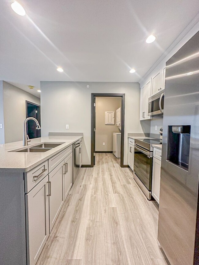 Building Photo - Beautiful 2 Bed, 2 Bath PREMIUM Apartment in PRIME location!  Furnished & Unfurnished Options Ava...