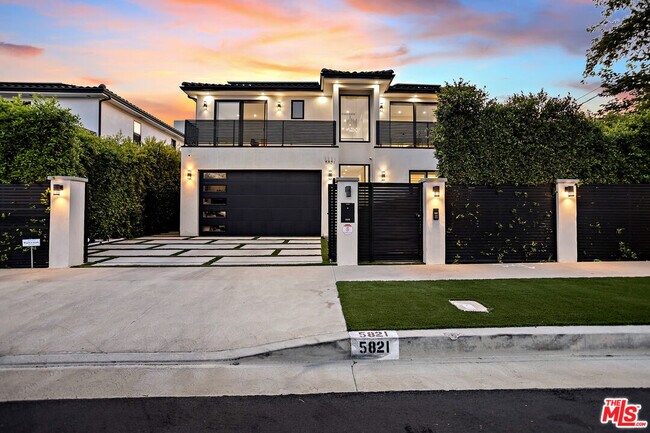 Foto del edificio - 5821 Wilkinson Ave