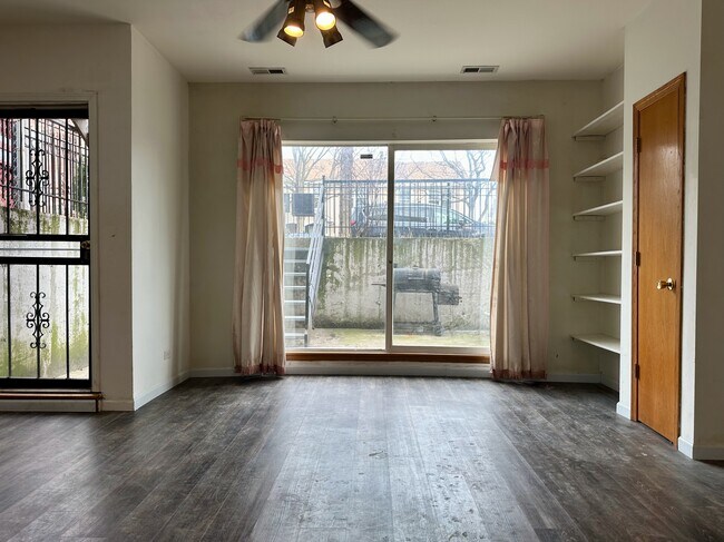 Foto del edificio - 2423 W Harrison St