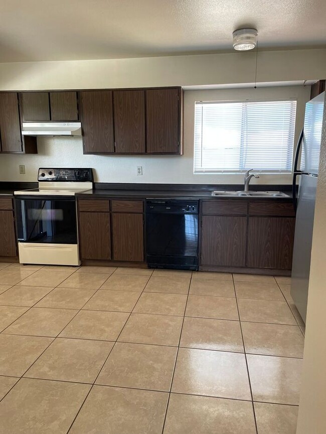 Building Photo - -$500 Off First Month Rent-Light and Brigh...