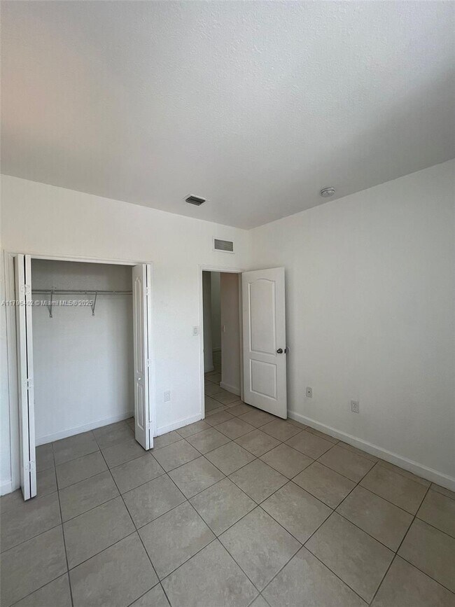 Foto del edificio - 1661 SE 28th St