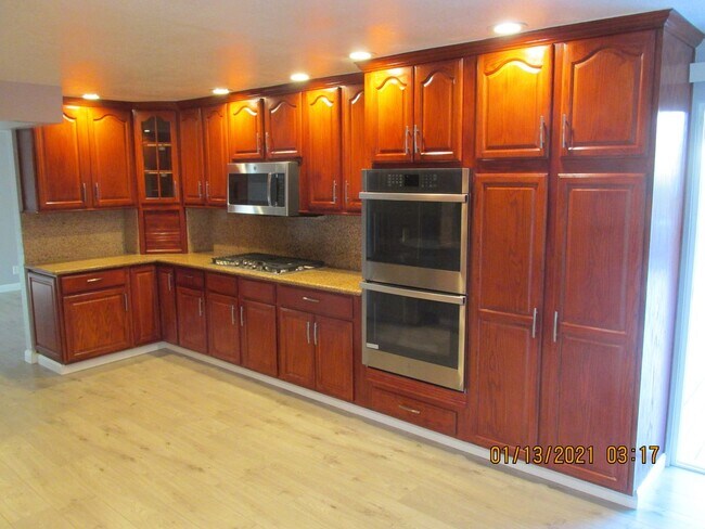 Foto del edificio - Remodeled !  Hardwood Flooring Throughout & New Carpet in Bedrooms, Tile, Granite, Large Living r...