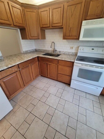 Building Photo - 950 Hillcrest Dr