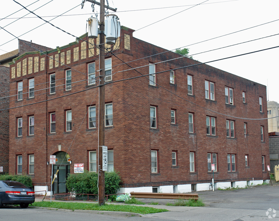 Primary Photo - Oak Street Apartments