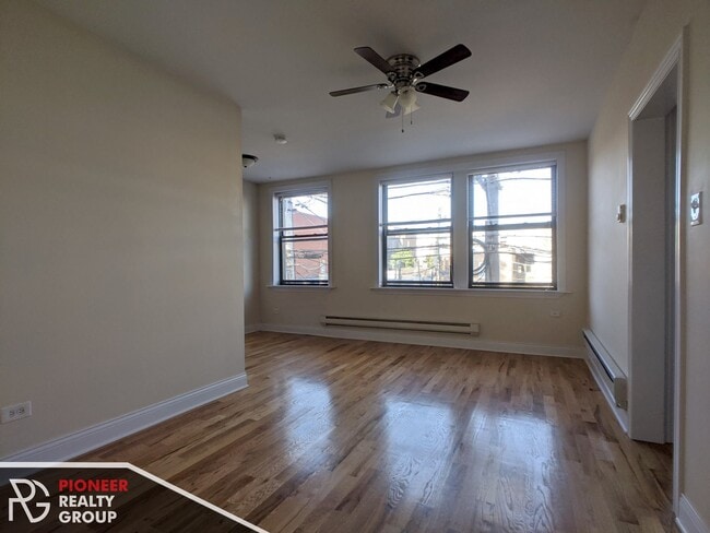 Building Photo - 812 W Diversey Pky