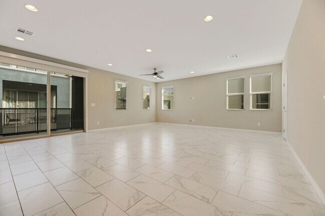 Foto del edificio - Gorgeous highly upgraded townhouse!