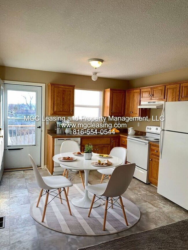 Building Photo - Spacious 2-story Duplex with 1-Car Garage in Lee's Summit!