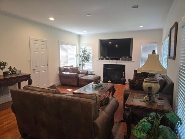 Building Photo - 2017 Stuart Oaks Dr