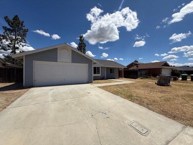 Foto del edificio - 4 bedroom 2 bath!