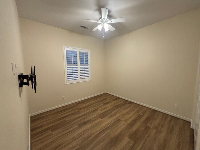 Building Photo - 4 Bedroom Home for Rent in Santa Clarita.
