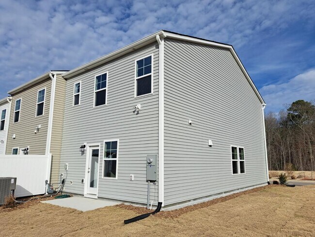 Foto del edificio - Half off second month!  3BR/2.5BA | Newly Renovated Townhome End Unit | Private Patio| In Raleigh!