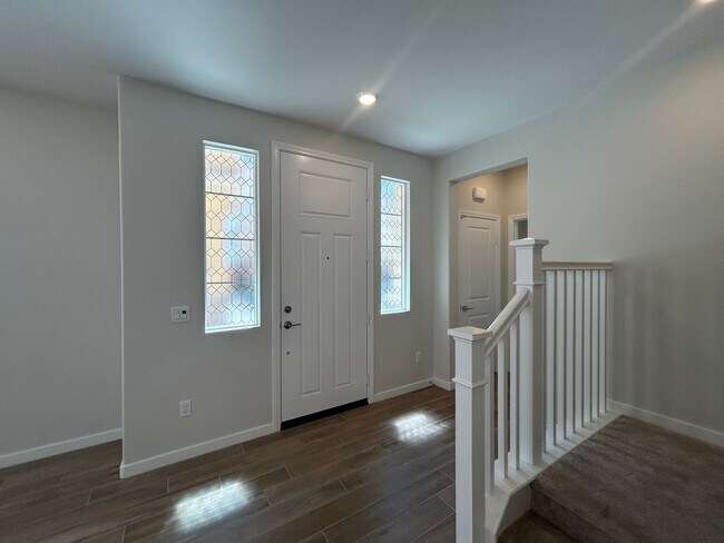 Building Photo - Gorgeous 3 Bedroom, 2.5 Bathroom in North ...