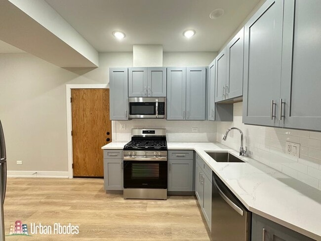 Building Photo - 423 W Belden Ave