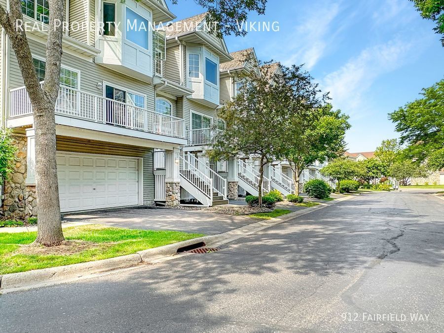 2 Bed townhome with 2 Car Garage in House for Rent in