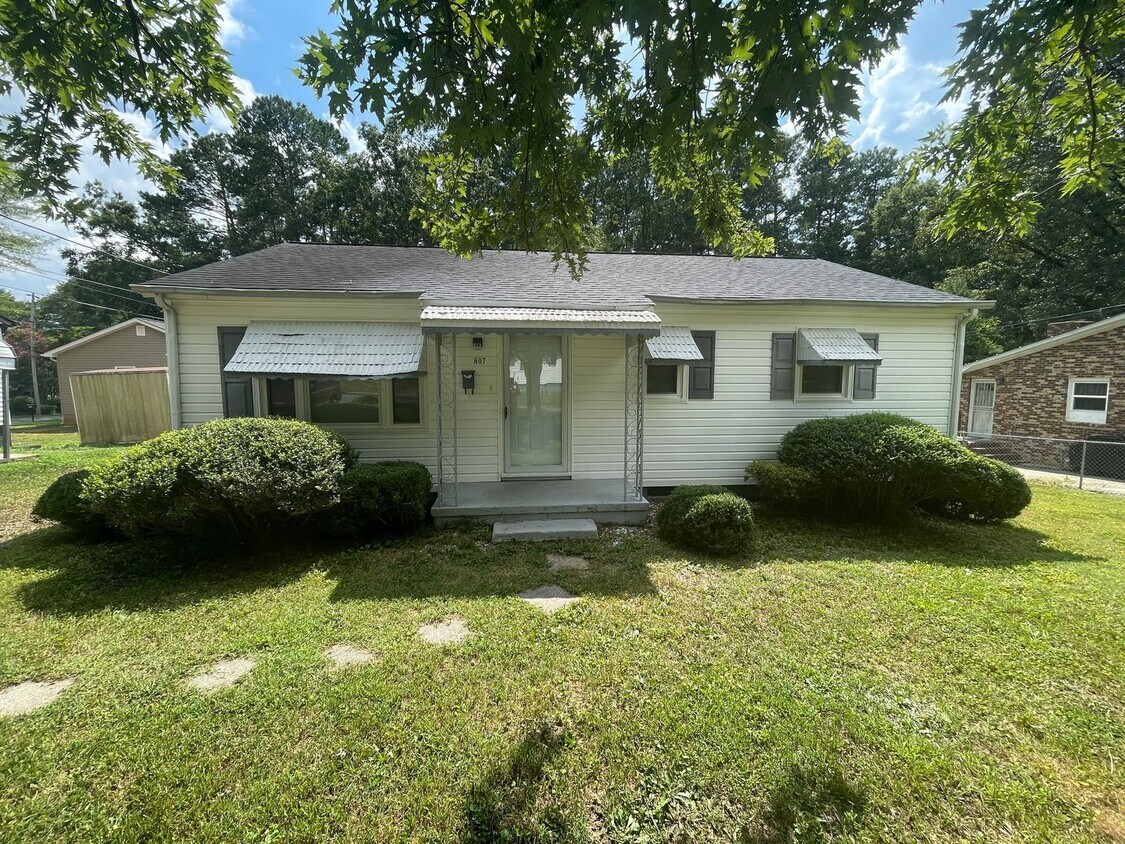 Foto principal - 3 bedroom 1 bathroom house available