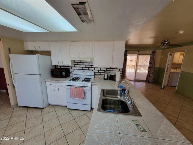 Building Photo - 8813 W MacKenzie Dr