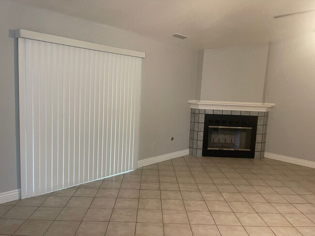 Building Photo - Spacious Home in Porterville