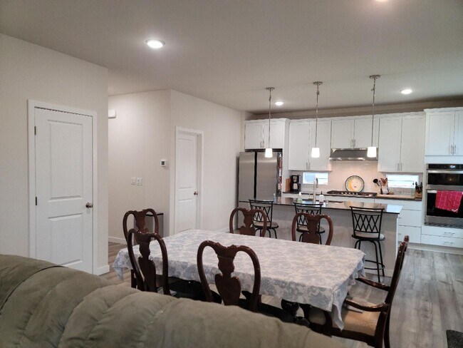 Building Photo - 5 Bedroom Home in Glennwood!